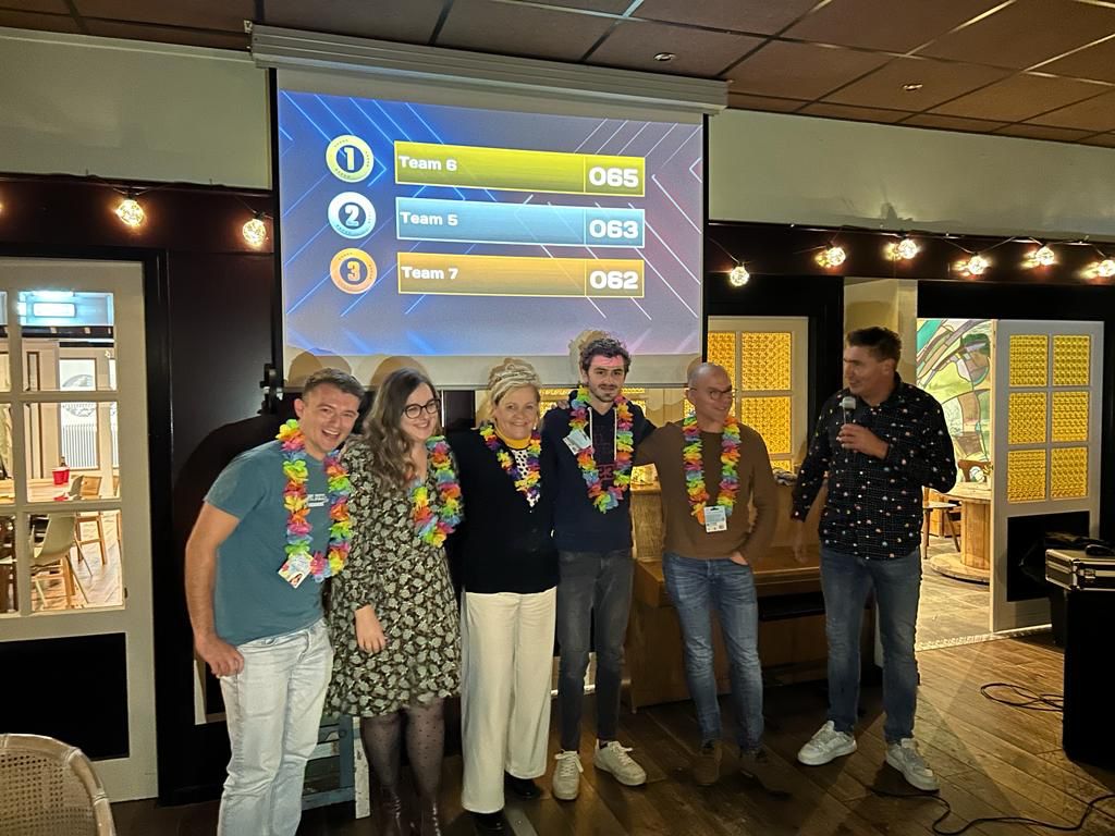 Quizmaster met publiek