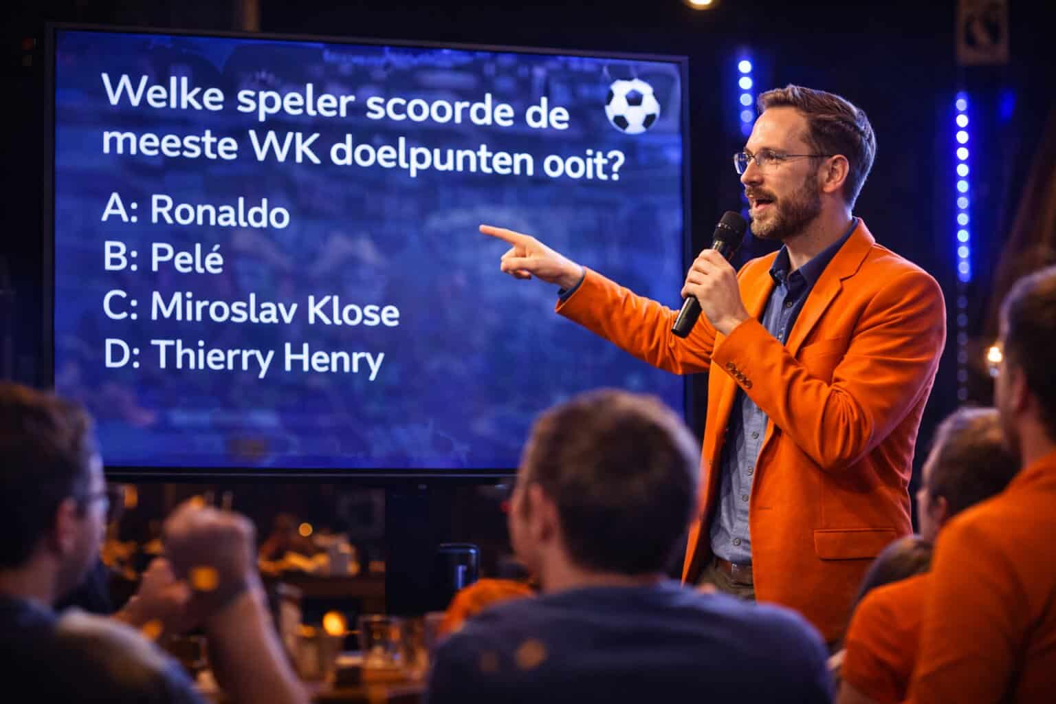 Quizmaster in oranje jasje stelt een WK voetbalvraag tijdens een pubquiz met groot scherm en deelnemers