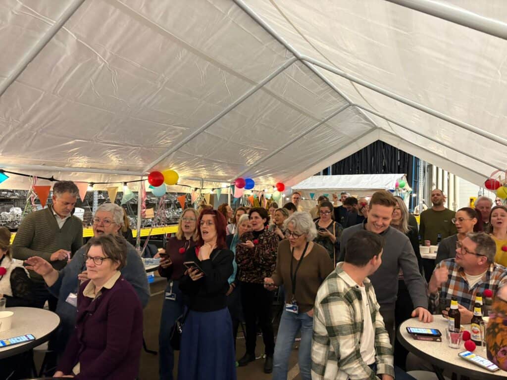 Pubquiz waarbij meerdere mensen mee doen